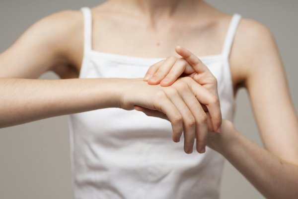 Quels sont les premiers signes de la maladie de Charcot-Marie-Tooth et comment y réagir?